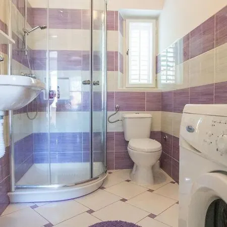 Gugily- Double With Shared Bathroom Ljubi Asta Apartman