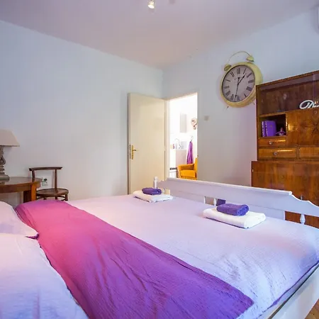 Gugily- Double With Shared Bathroom Ljubi Asta Apartment